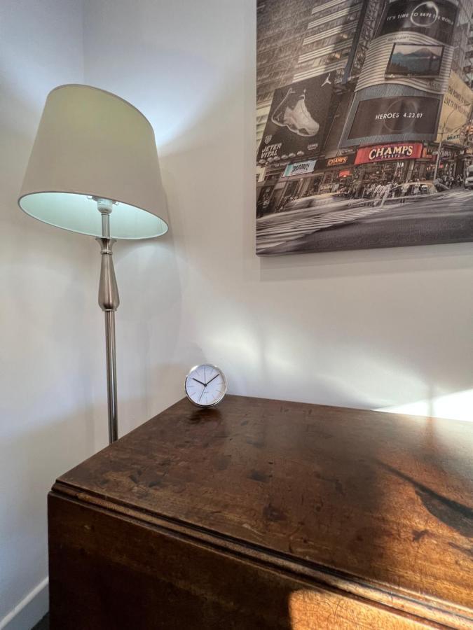 Modern Flat In Central Egham By Windsor Castle, Staines-Upon-Thames And Heathrow Airport Exteriér fotografie