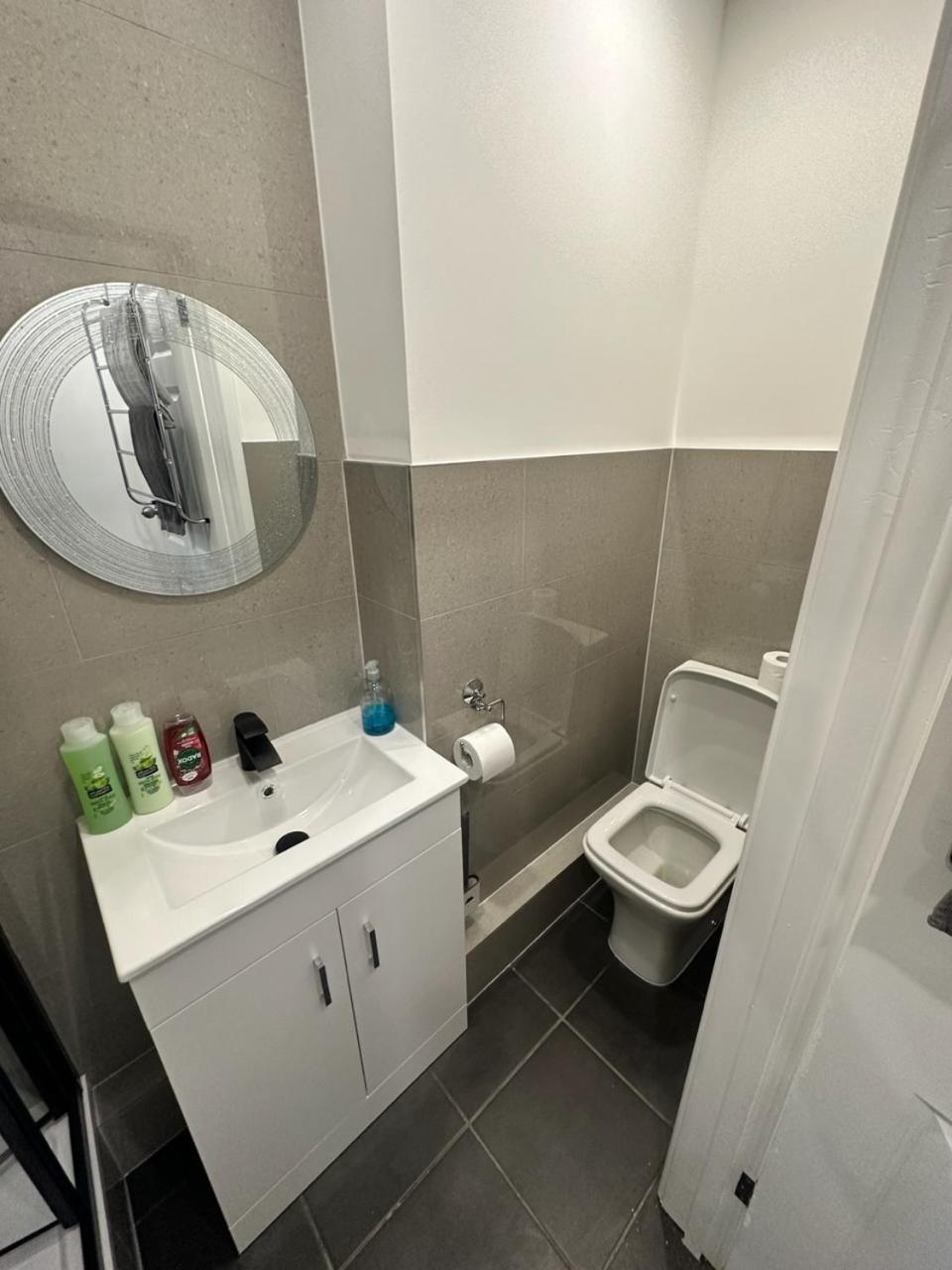 Modern Flat In Central Egham By Windsor Castle, Staines-Upon-Thames And Heathrow Airport Exteriér fotografie