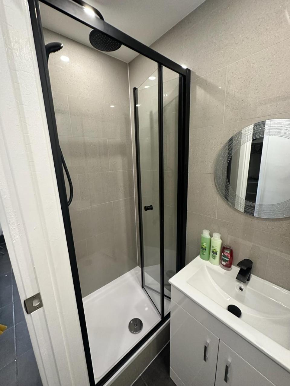 Modern Flat In Central Egham By Windsor Castle, Staines-Upon-Thames And Heathrow Airport Exteriér fotografie